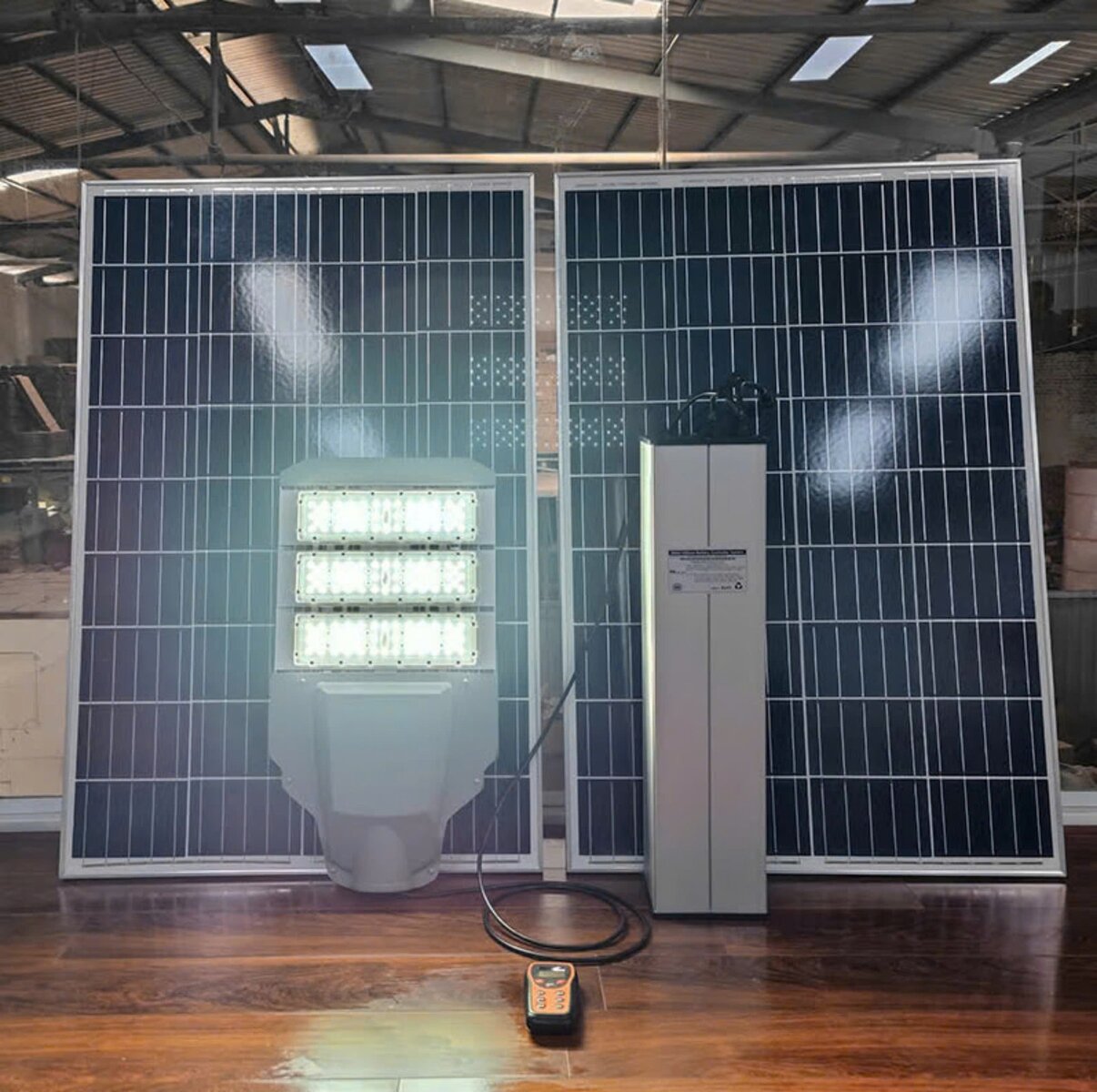 HKLED-ĐÈN-PHA-LED-NĂNG-L;ƯỢNG-MẶT-TRỜI