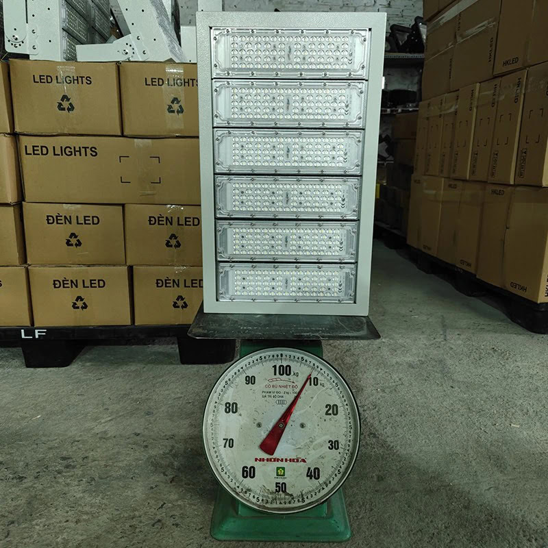 ĐÈN LED PHA NĂNG LƯỢNG MẶT TRỜI 300W CHIẾU SÁNG SÂN BÓNG – GIẢI PHÁP CHIẾU SÁNG BỀN VỮNG, TIẾT KIỆM - Ảnh 6