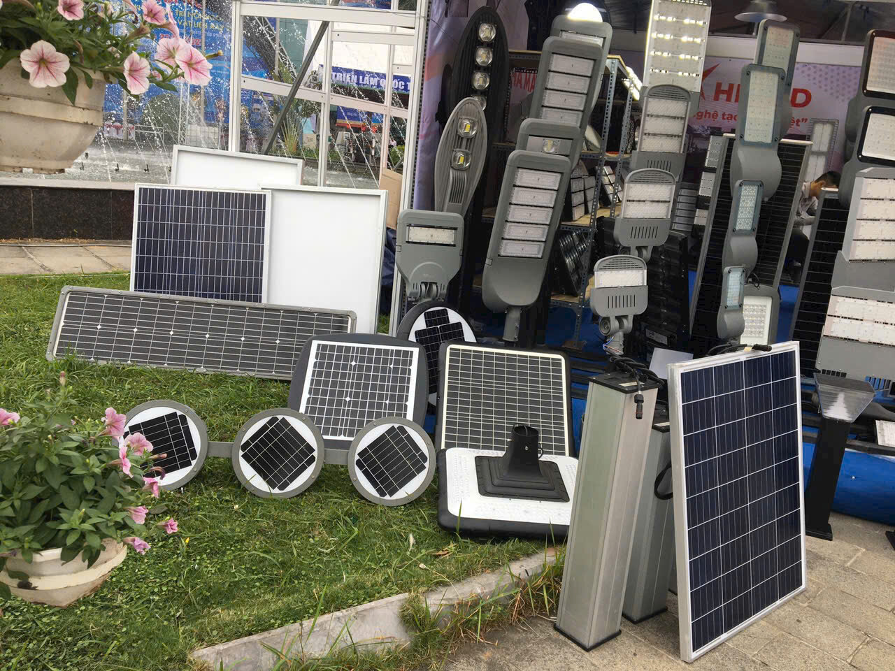 HKLED-LẮP-ĐÈN-PHA-600W-NĂNG-LƯỢNG-MẶT-TRỜI
