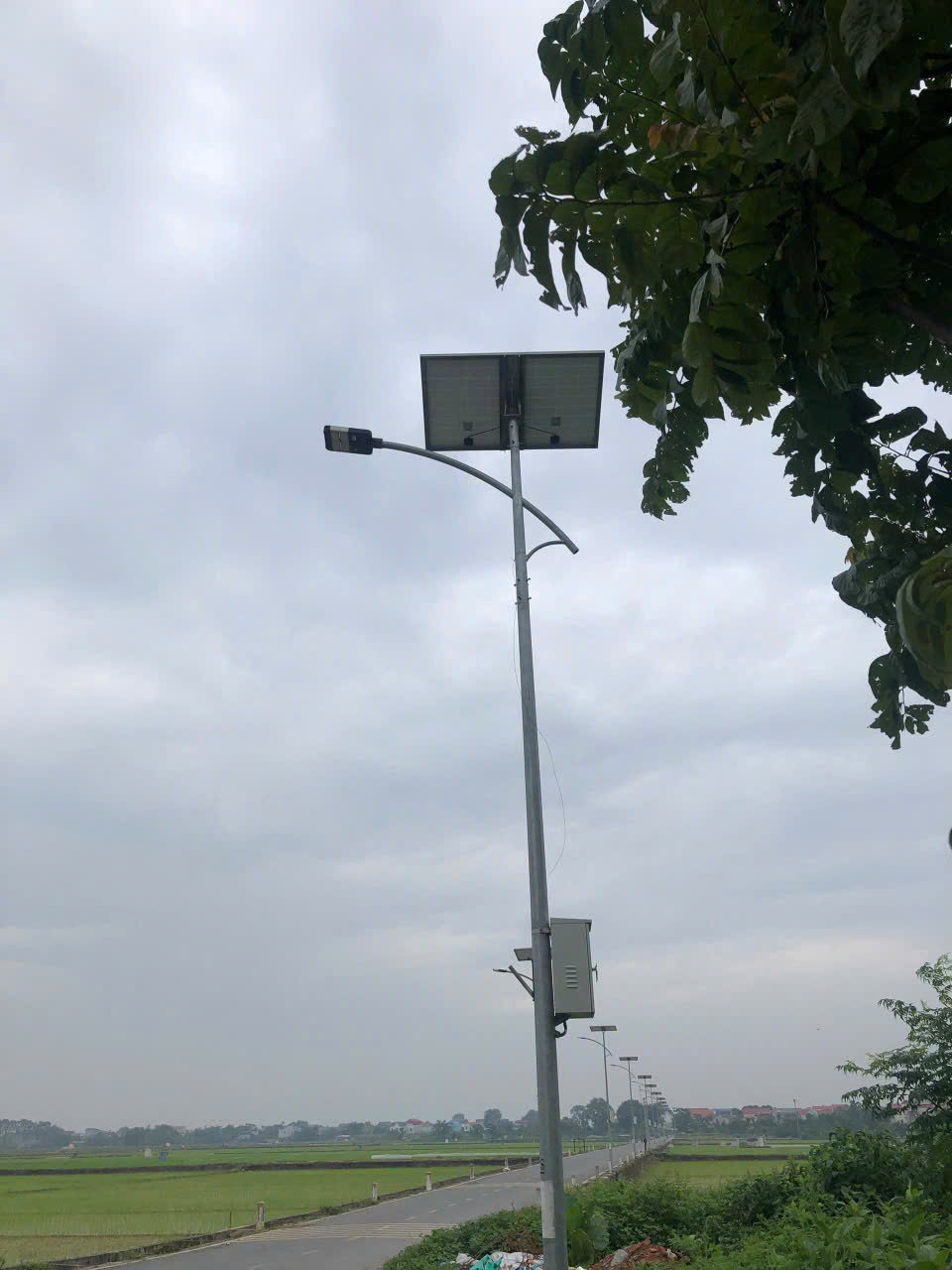 HKLED-ẢNH-THỰC-TẾ-LẮP-ĐÈN-PHA-NĂNG-LƯỢNG-MẶT-TRỜI