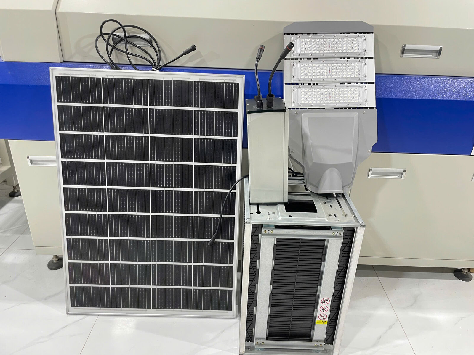 HKLED-ĐÈN-PHA-NĂNG-LƯỢNG-MẶT-TRỜI