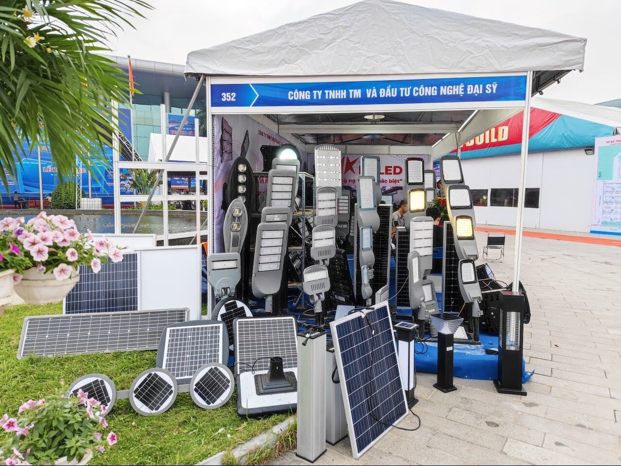 ĐÈN PHA LED NĂNG LƯỢNG MẶT TRỜI QUAN TRỌNG KHI XẢY RA THIÊN TAI NGẬP LỤT